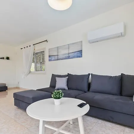 Vella -tranquil Coral Bay Family By The Beach Pégeia