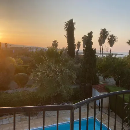 Vella -tranquil Coral Bay Family By The Beach Villa