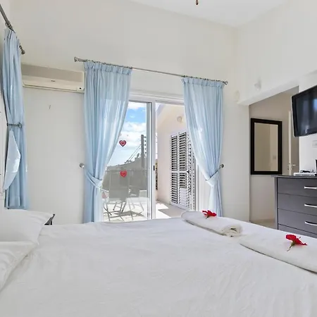 Vella -tranquil Coral Bay Family By The Beach Villa *