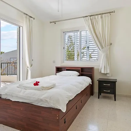 Vella -tranquil Coral Bay Family By The Beach Villa